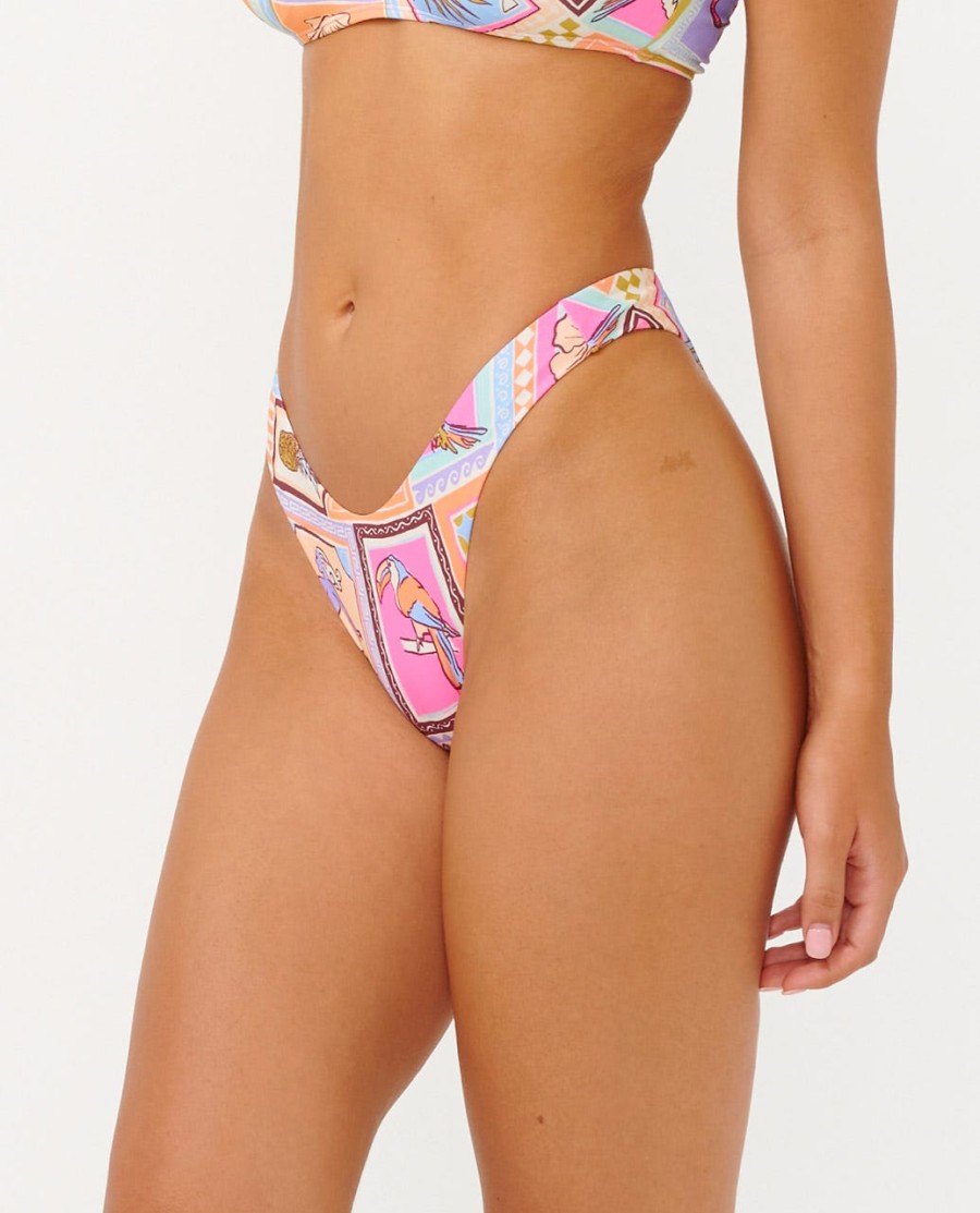 bikinibroekje met hoge beenuitsnijding en speelse dekking voor een strandfeest