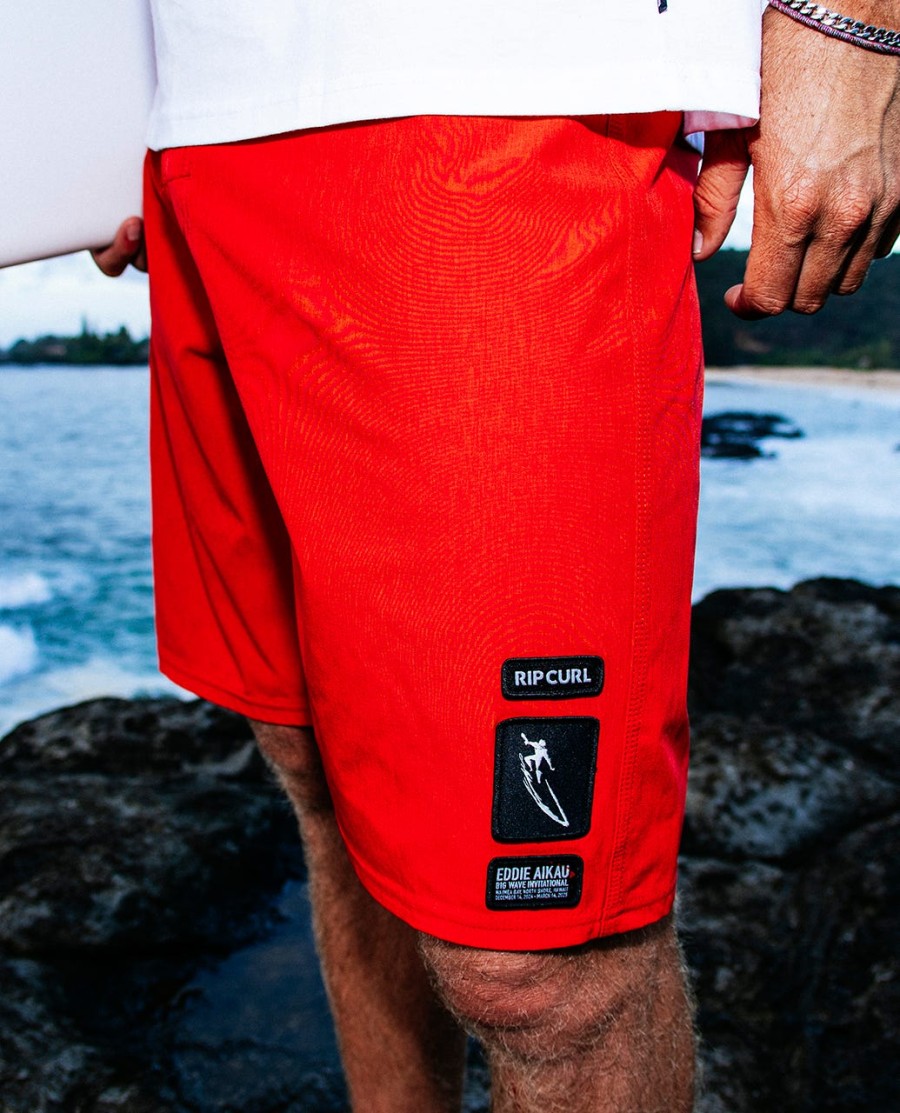 mirage core eddie zou 20 inch boardshorts dragen.
