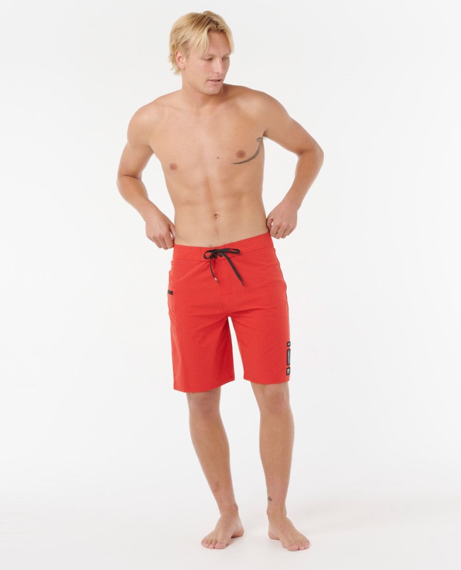 mirage core eddie zou 20 inch boardshorts dragen.