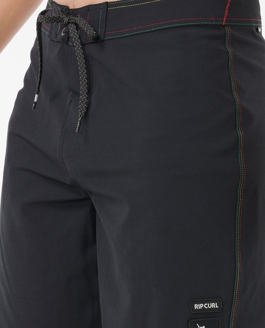 mirage core eddie zou 20 inch boardshorts dragen.