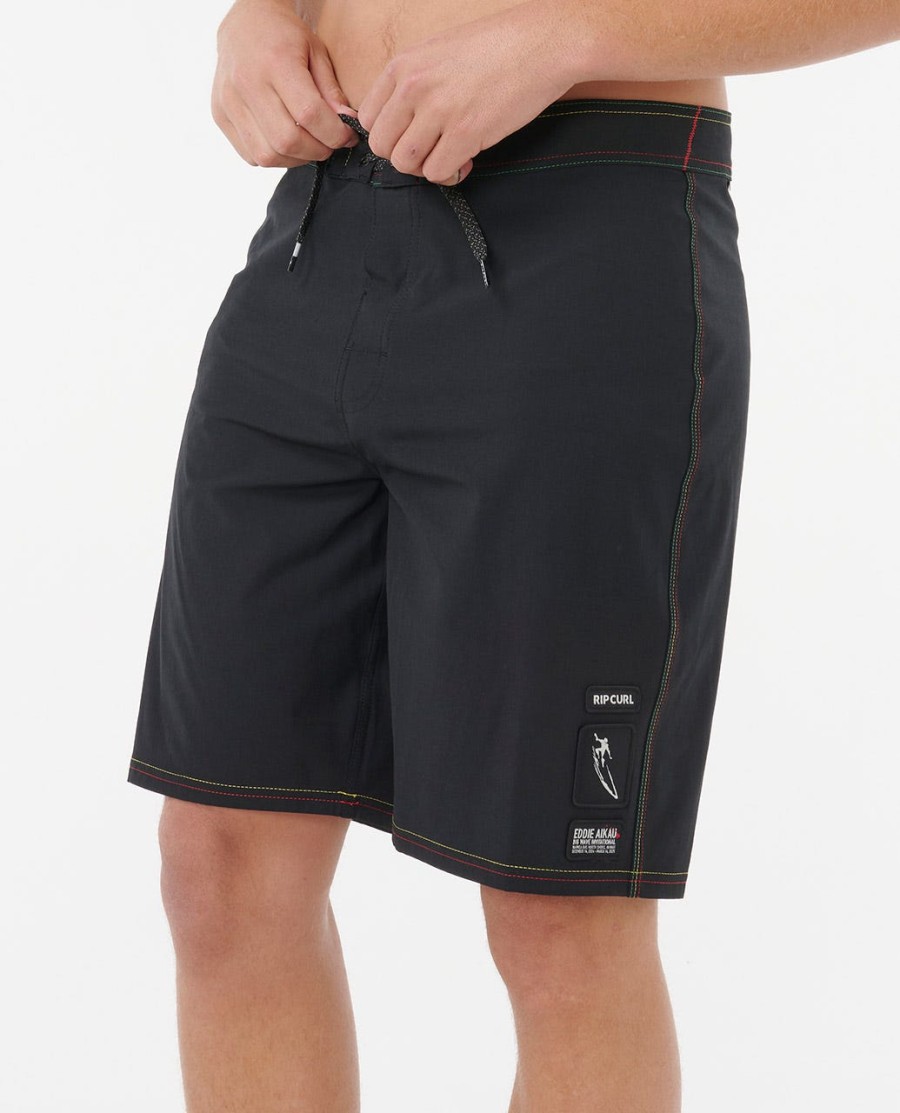 mirage core eddie zou 20 inch boardshorts dragen.