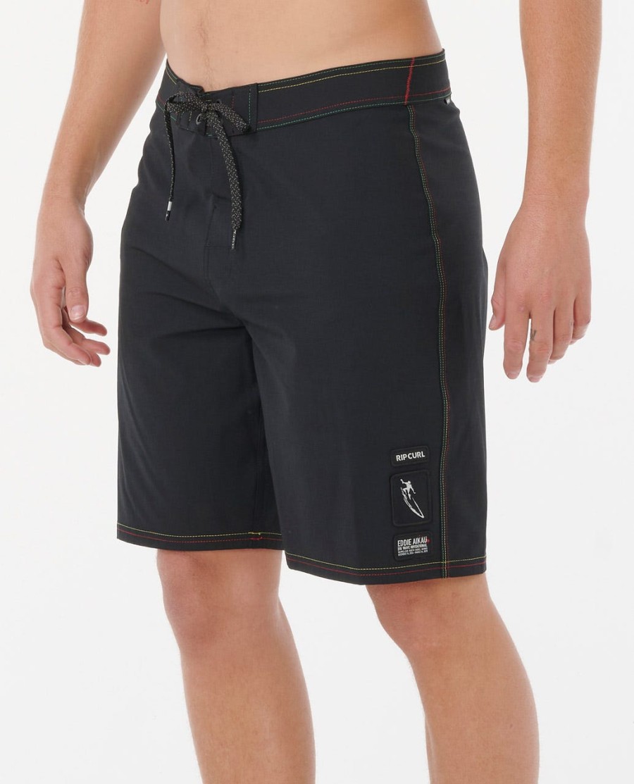 mirage core eddie zou 20 inch boardshorts dragen.